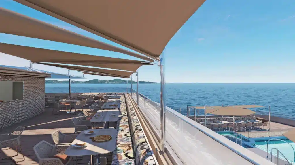 Luxe buitenterras op de Scenic Ikon met uitzicht op het zwembad en de oceaan, ingericht voor al fresco dineren.