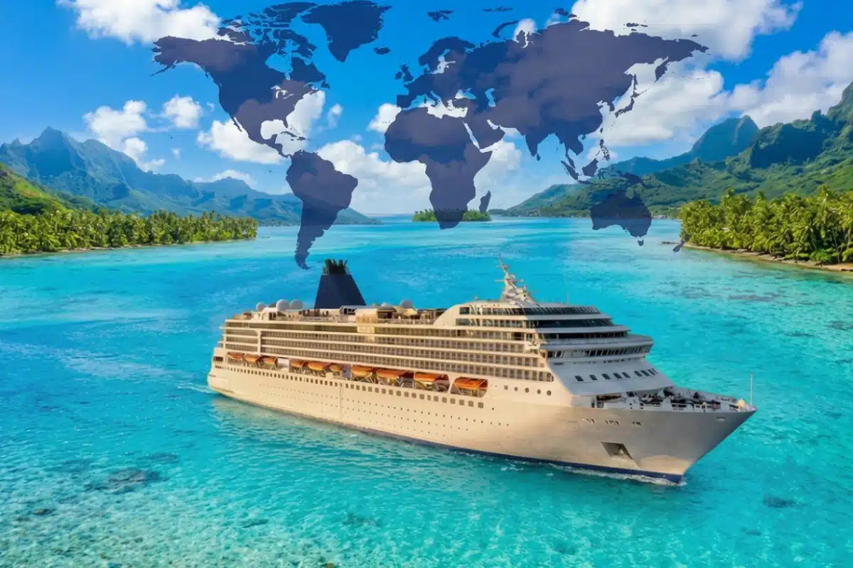 Luxe cruiseschip in tropisch blauw water met wereldkaart als symbool voor wereldcruises