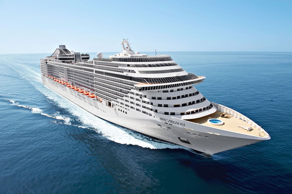 Cruiseschip op zee tijdens een cruisevakantie
